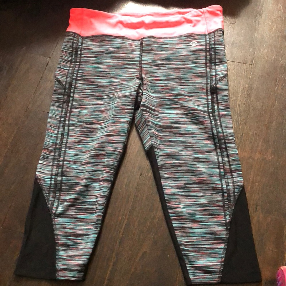 Workout capris with mesh On sides